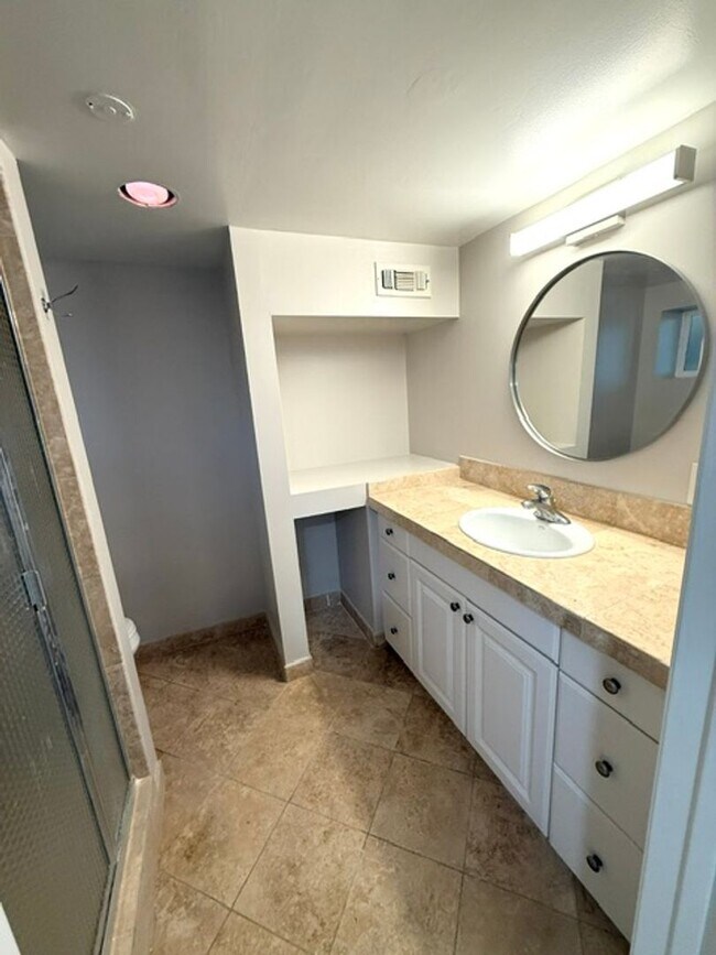Building Photo - La Cañada Schools-  Family Home - Natural Hardwood, 2 car attached garage, Central A/C, New Appli...