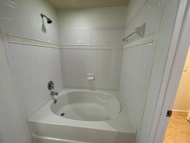 Building Photo - ANNUAL RENTAL - POSITANO PLACE-1 BED/1 BATH WITH LAKE VIEW AND NEW APPLIANCES!