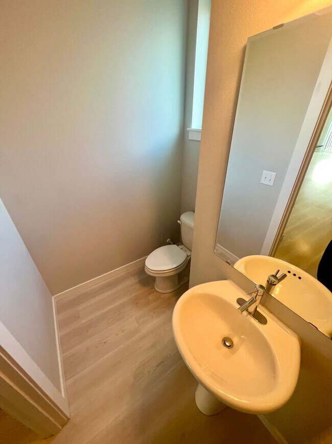 Building Photo - Exceptional 4 Bed 3 Bath Townhome on corner lot. One months rent free!!