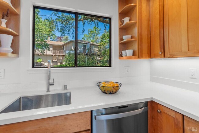 Building Photo - Lovely 2bd/1.5ba Townhome in Heart of San Anselmo