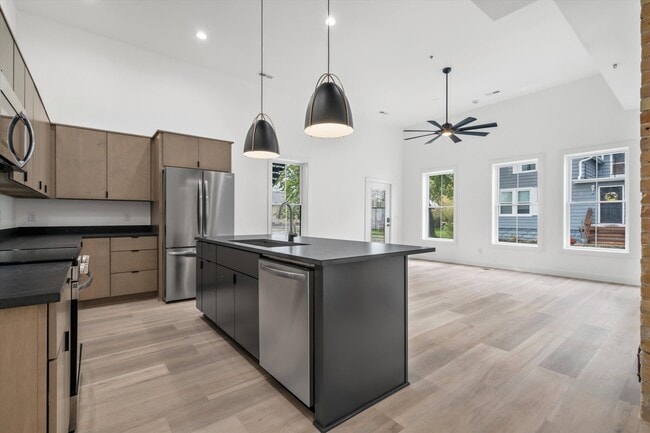 Building Photo - 308 Oak St