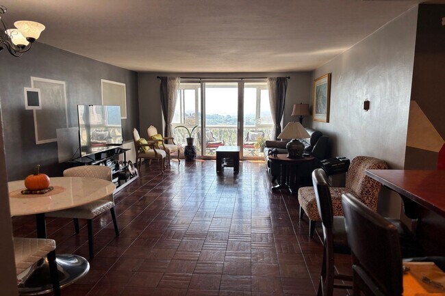 Building Photo - 2000 Linwood Ave