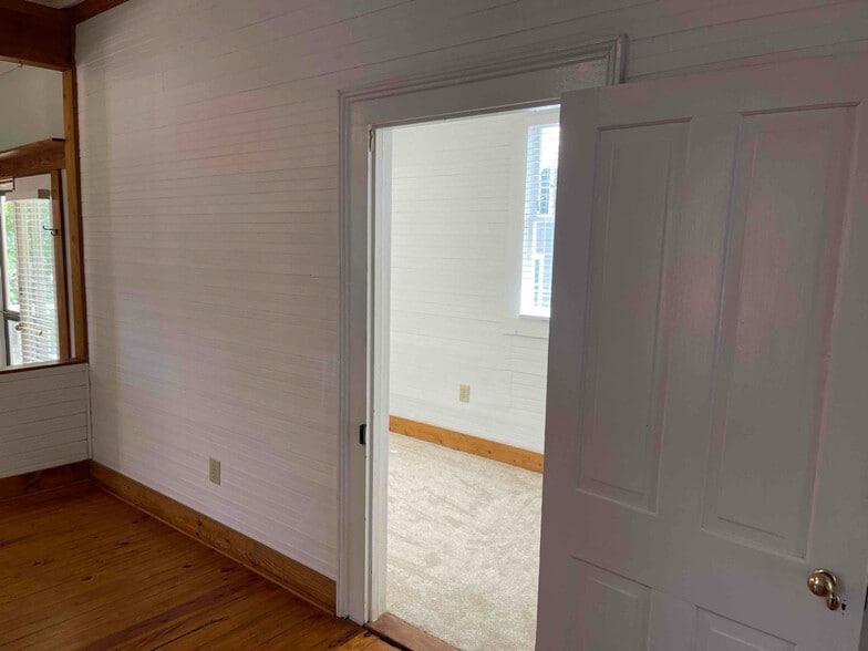 Building Photo - 162 Johnson St