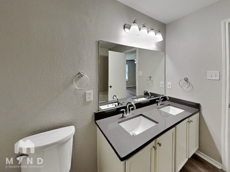 Building Photo - 1157 Boxwood Dr