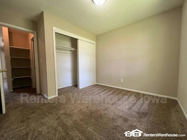 Building Photo - 910 E Railroad Ave