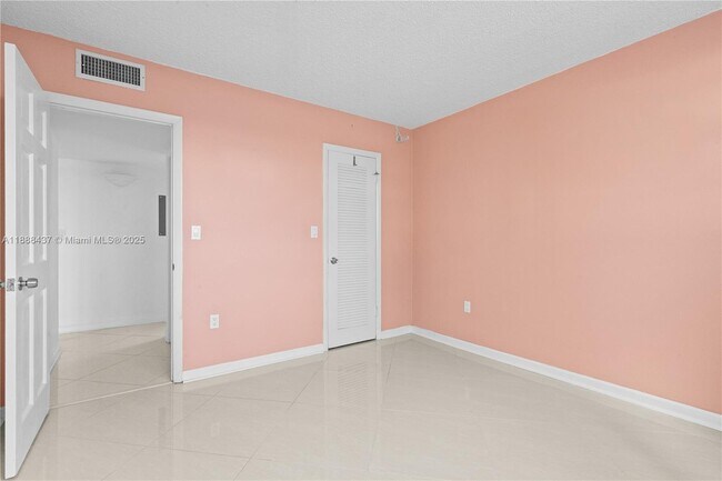 Building Photo - 2999 Point E Dr