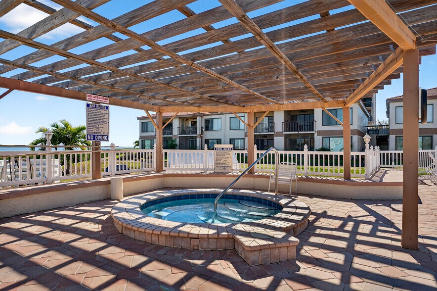 Building Photo - 6218 Palma del Mar Blvd S