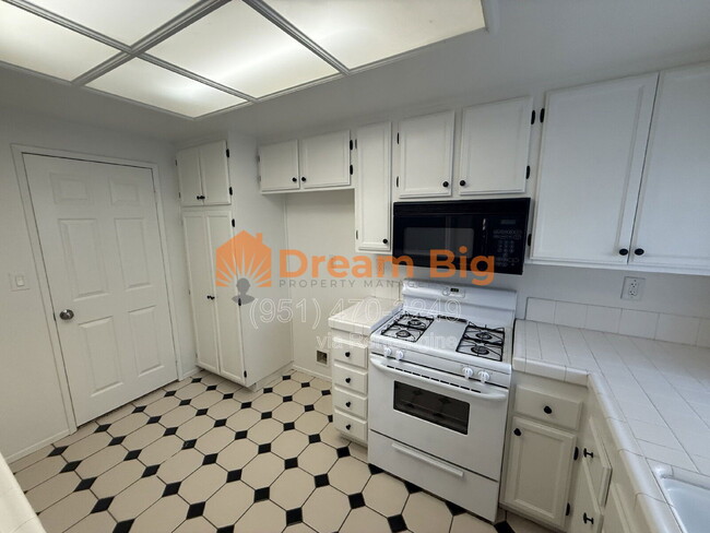 Building Photo - 1585 Stoneykirk Dr