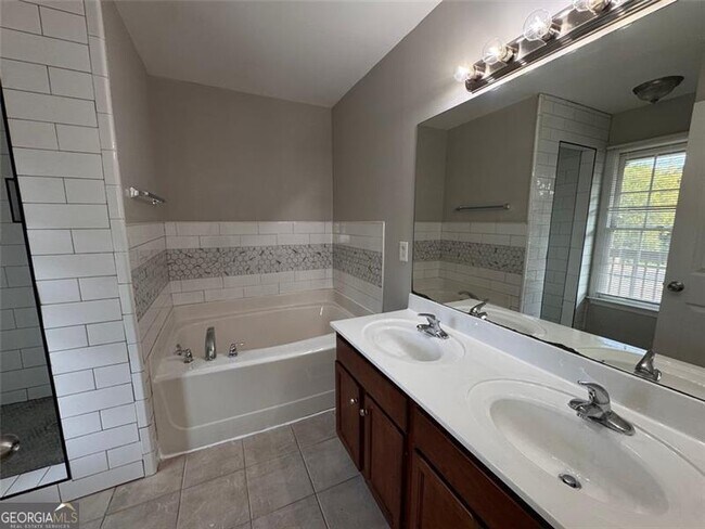 Building Photo - 1812 Lakewood Ave SE