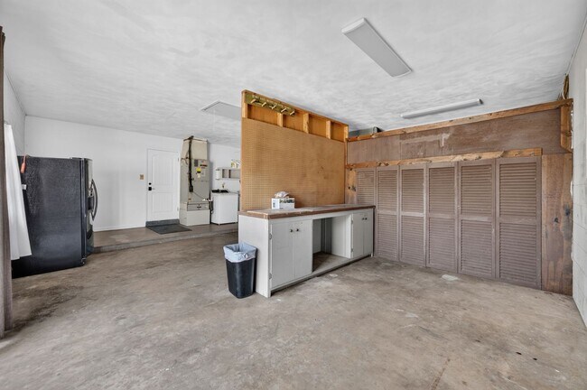 Building Photo - 677 Selkirk Dr