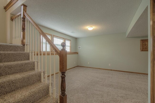 Building Photo - 612 NE Topaz Dr