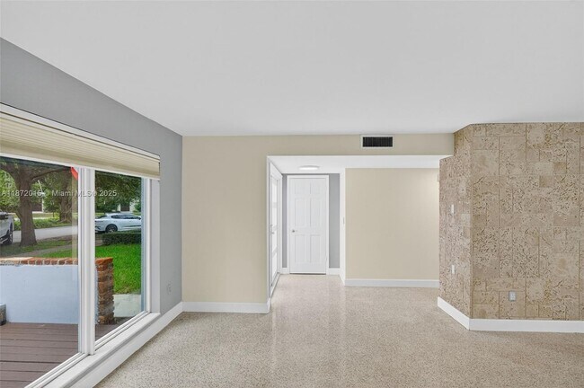Building Photo - 537 Menendez Ave