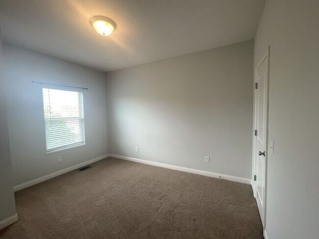 Building Photo - 5597 Lantos Rd