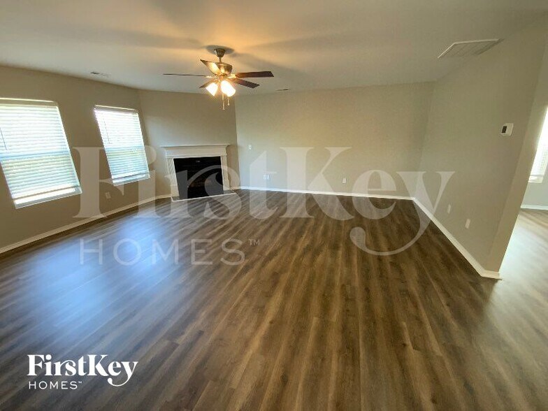 Building Photo - 1640 Rustic Arch Way