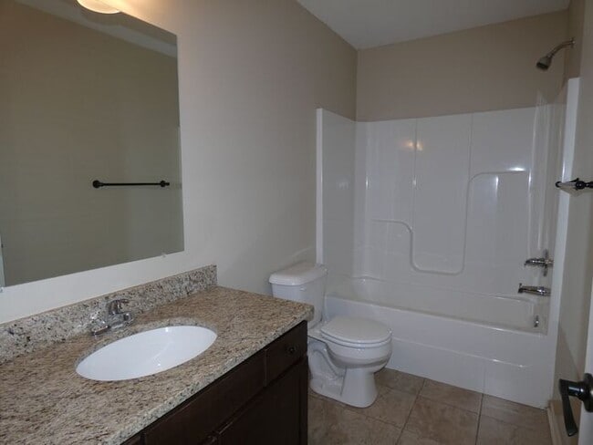 Building Photo - Beautiful Town Home!