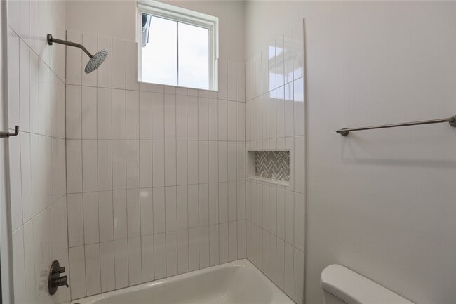Building Photo - 609 E 38th St