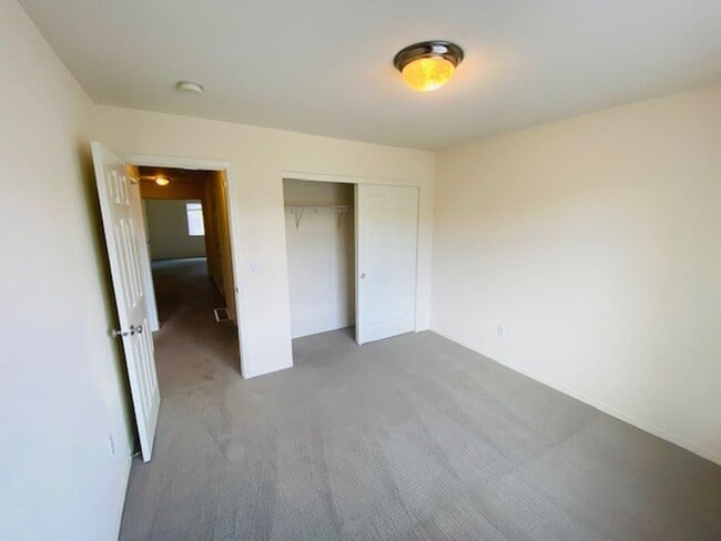 Building Photo - Charming and Spacious Home