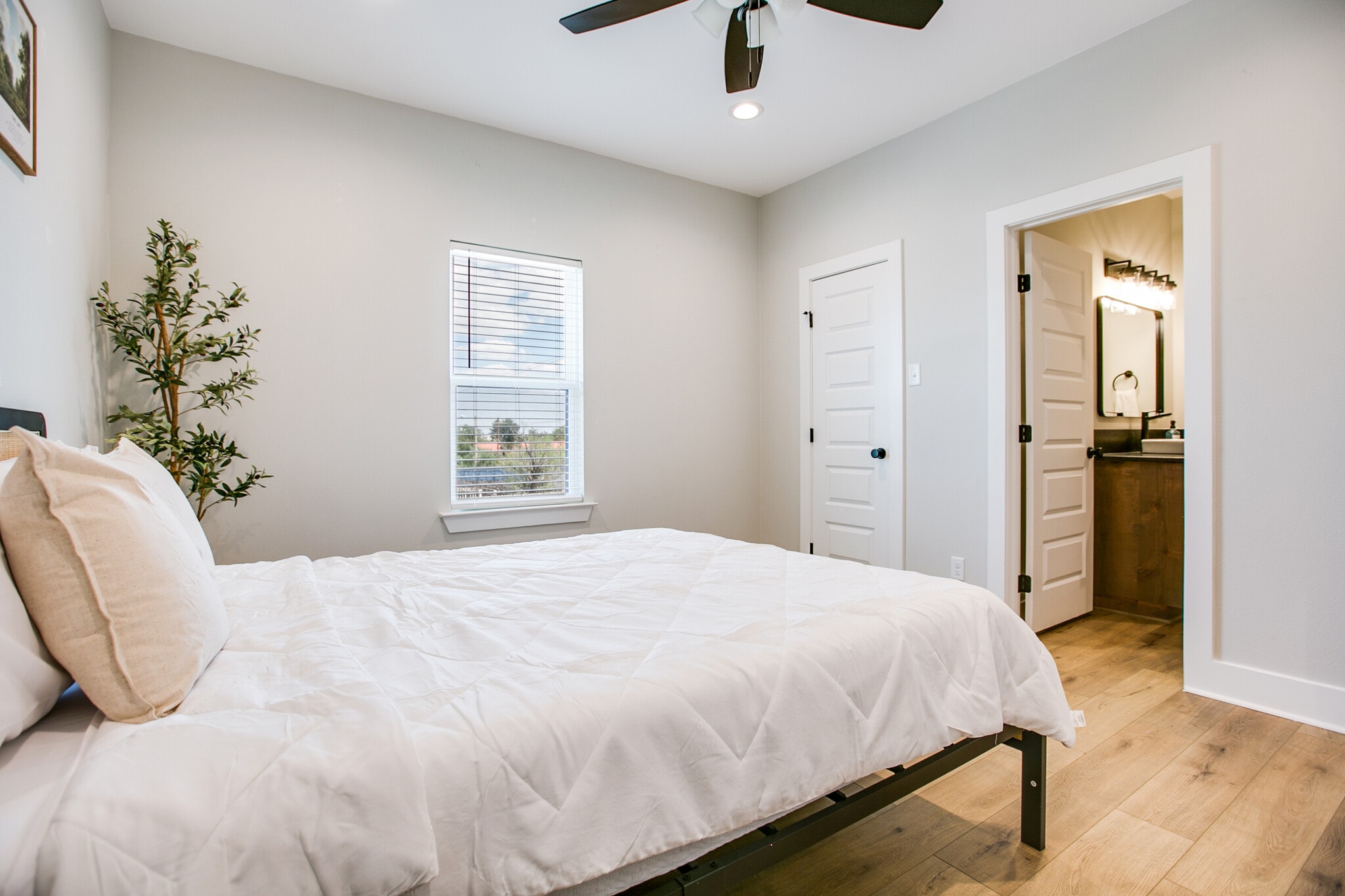 Building Photo - 1009 Holiday Dr