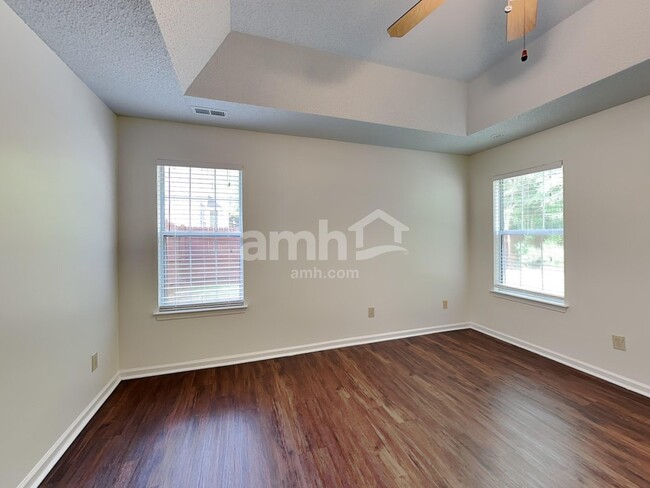 Building Photo - 3023 Laurelwood Dr