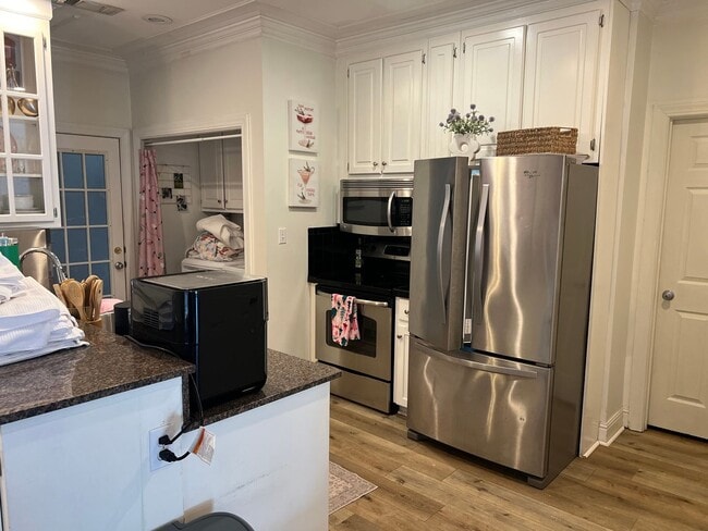 Building Photo - 6 Bedroom Pierce Ave