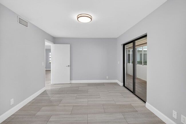 Building Photo - 450 Piedmont J