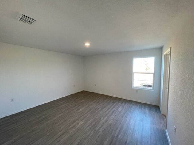 Building Photo - Ready for Move In- Modern & Roomy- 4 Bedro...