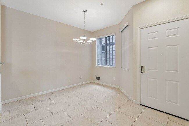 Building Photo - 2-Bedroom Condo in Prime Sunnyvale Location Near Tech Hubs