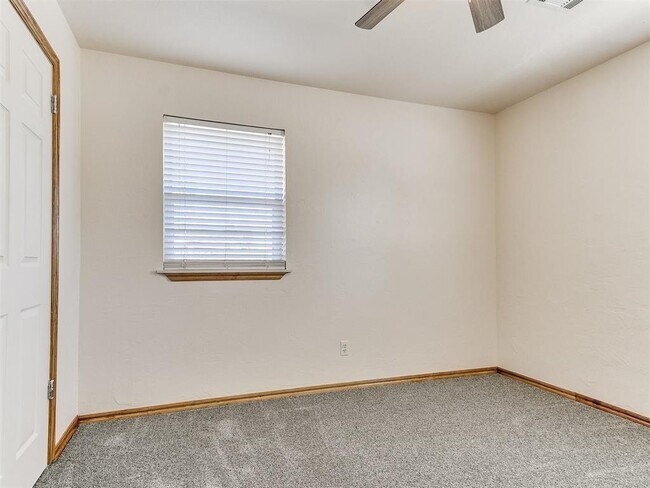 Building Photo - 325 E Cedar Ln