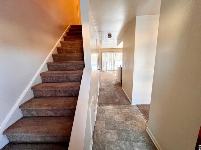 Building Photo - Fox Chapel  - 2 Bedroom 1.5 Bathroom - Townhome