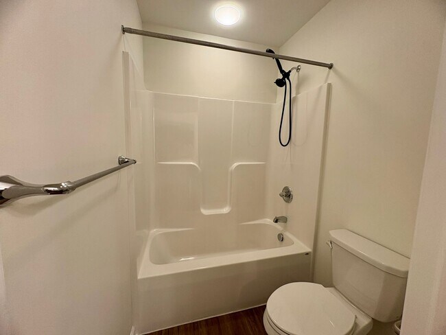 Building Photo - 3 Bedroom 2.5 Bathroom Townhome in Mechanicsburg!