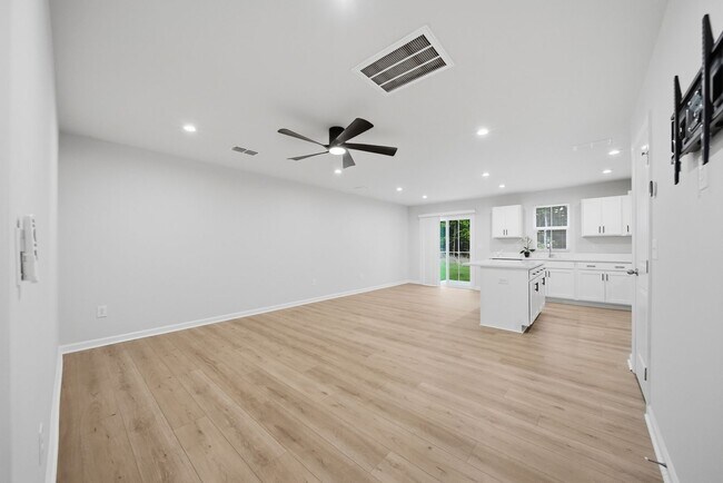Building Photo - Modern 3 Bed 2.5 Bath Townhome in Bear Park Community