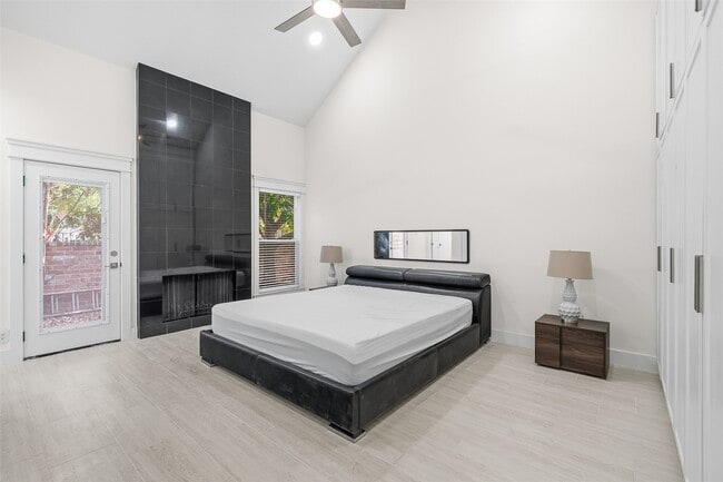 Building Photo - 1037 Town Pl St