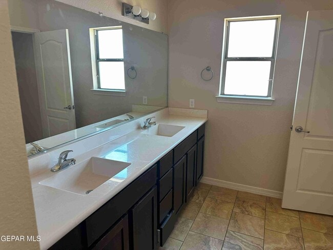 Building Photo - 14712 Far View Ct