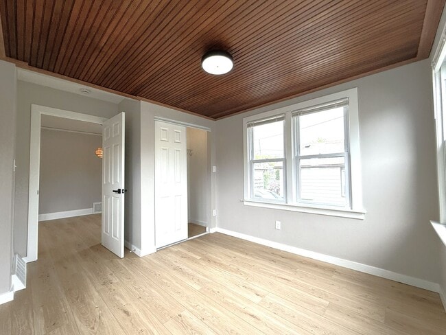 Building Photo - 323 N 59th St