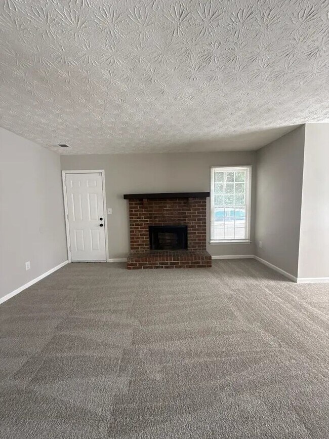Building Photo - 2870 Lakemont Dr SW