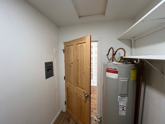 Building Photo - Beautiful Unique 4 Bedroom home with a loft & 3 full bathrooms! Move In Special $500 off first mo...