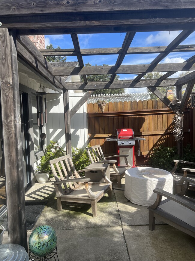 Building Photo - 1216 Spruce Tree Cir