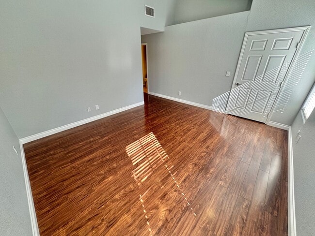 Building Photo - Spacious 2 bedroom condo with detached garage!!