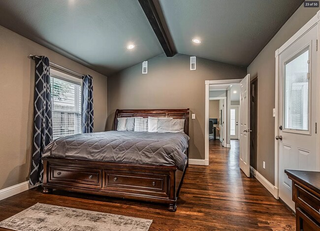 Building Photo - 2 Bed | 2 Bath in Midtown!