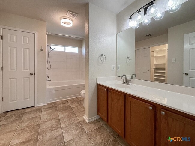 Building Photo - 2237 Stoneleigh Dr