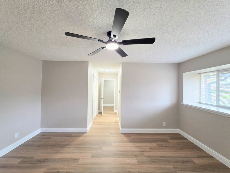 Building Photo - 1302 La Salle Dr