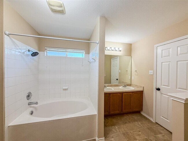 Building Photo - 909 Remington Dr