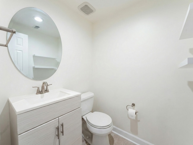 Building Photo - 235 King St