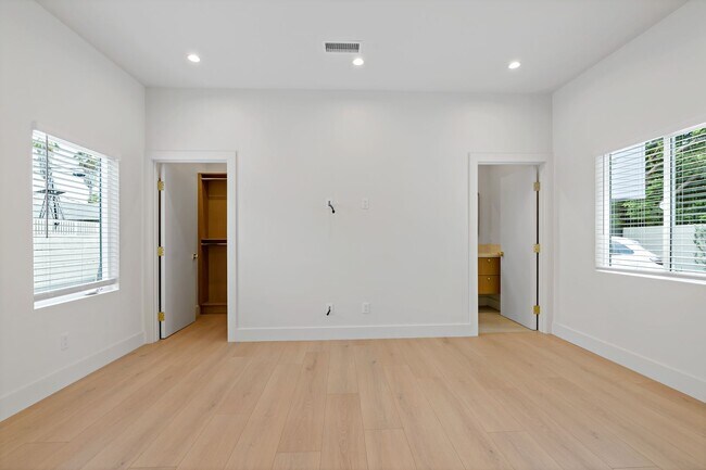 Building Photo - Beautifully Renovated 3-Bedroom Home – Mod...