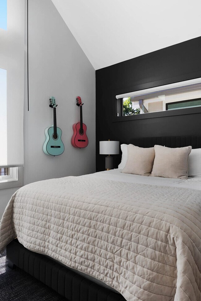 Building Photo - 916 11th Ave N