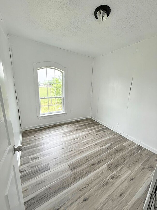 Building Photo - Nice 3 Bdrm 1 Bath Home in Gunter Texas