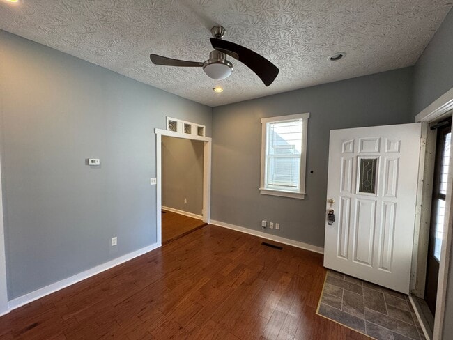 Building Photo - Fountain Sqaure 2 Bedroom 1 Bath with a bonus room/office.