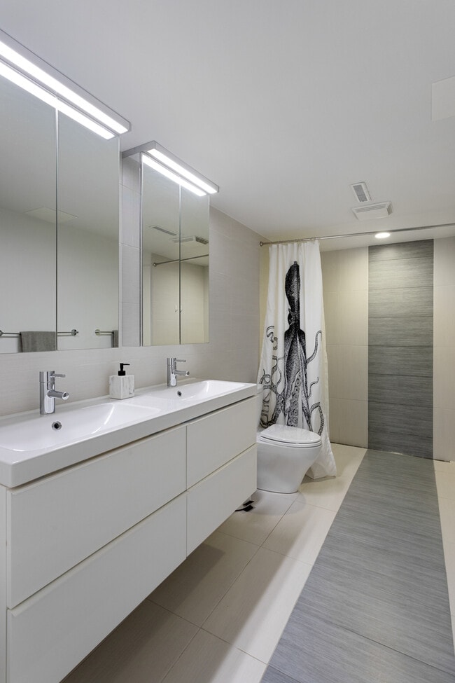 Building Photo - 1019 N Wolcott Ave