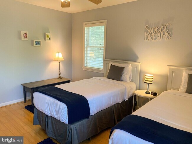 Building Photo - 122 W Bay View Dr