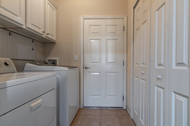 Building Photo - Luxury Living in The Villas of West End – ...